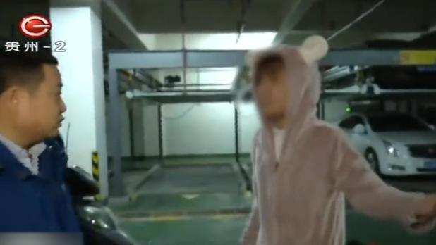 女司机连堵6车位，谁打电话都不接，看到记者时怂了：别曝光