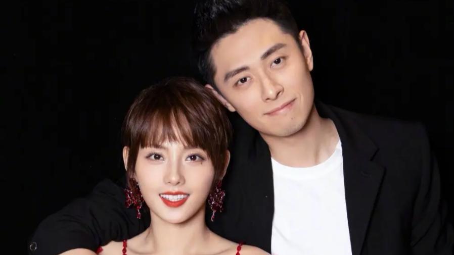 买超|买超女友素颜被指太丑！皮肤黝黑满脸痘印，不承认插足张嘉倪婚姻