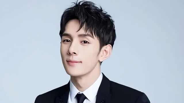 李佳琦直播间产品更贵，同款产品差价300多，粉丝维权后仍不满