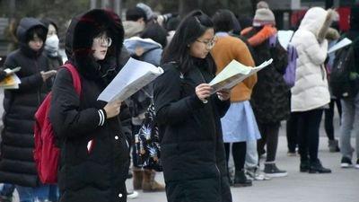 考研|“别轻易让孩子去考研”，陪读母亲含泪道出实情，虽心酸却很现实