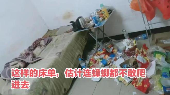 男租客拖欠房租后，女房东打开房门怒了：很生气，真的要曝光你