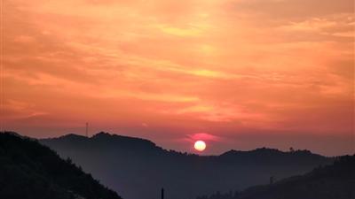 日出|夜爬龙泉山看日出火了！“带了野餐垫都找不到空位铺”