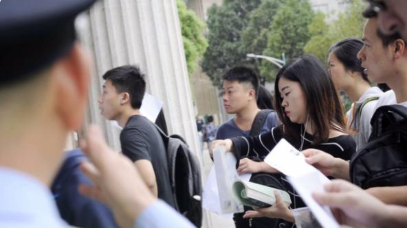 大学生|公务员将实行“聘任制”？年薪有望超30万，另外还有一个坏消息