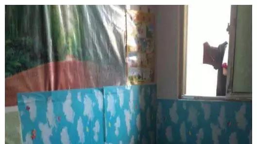 心酸！一家三口广州220元的出租房，厕所在厨房里，谁住过这种？