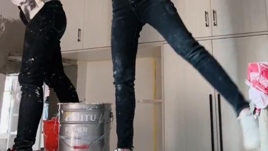 双胞胎姐妹在工地做装修工，包工头：好好干，以后我给你们找婆家