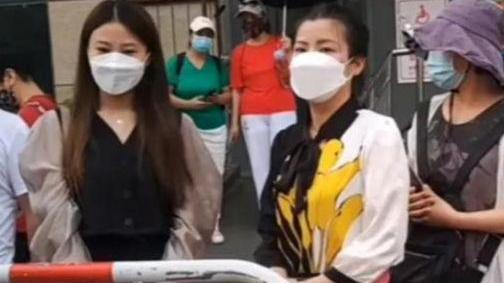 今日二审开庭，近千网友在庭外守候，只为看到许敏出来后平安离开。
