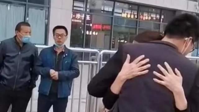 |姚家男儿罕见晒自拍，称我在南方短袖飘， 欢迎大家来南方过冬