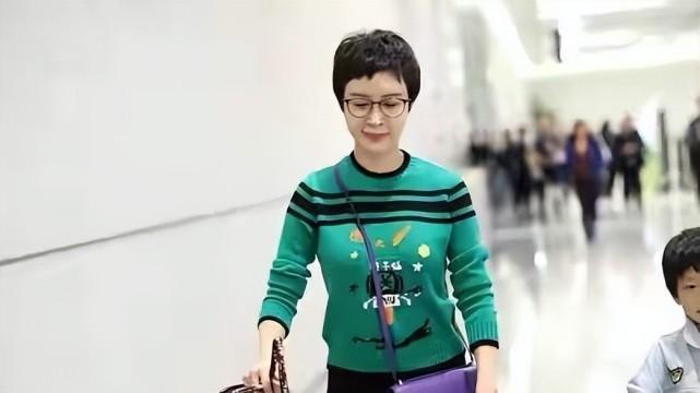 金巧巧生日大咖云集，针织裙配短发朴素低调，一点没有贵妇气质