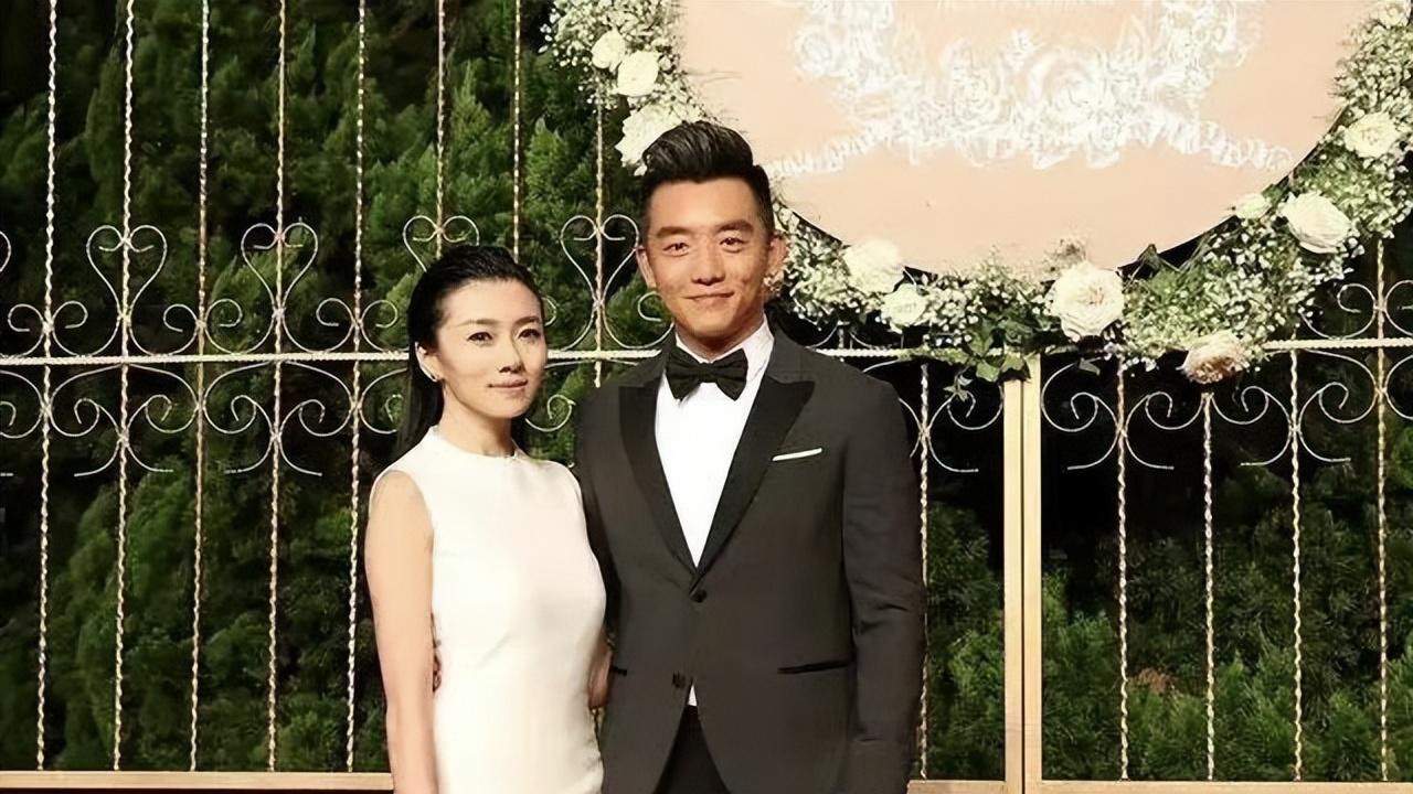 程晓玥|程晓玥官宣喜讯！与男友相识十年，订婚钻戒又大又闪