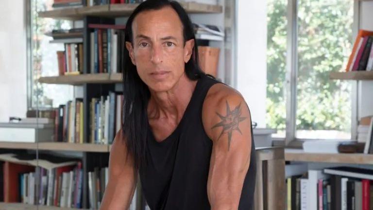 59岁昔日男神砸2亿装修，200m2改成一室0厅，洗澡如厕无遮挡：欧阳娜娜爱他啥？