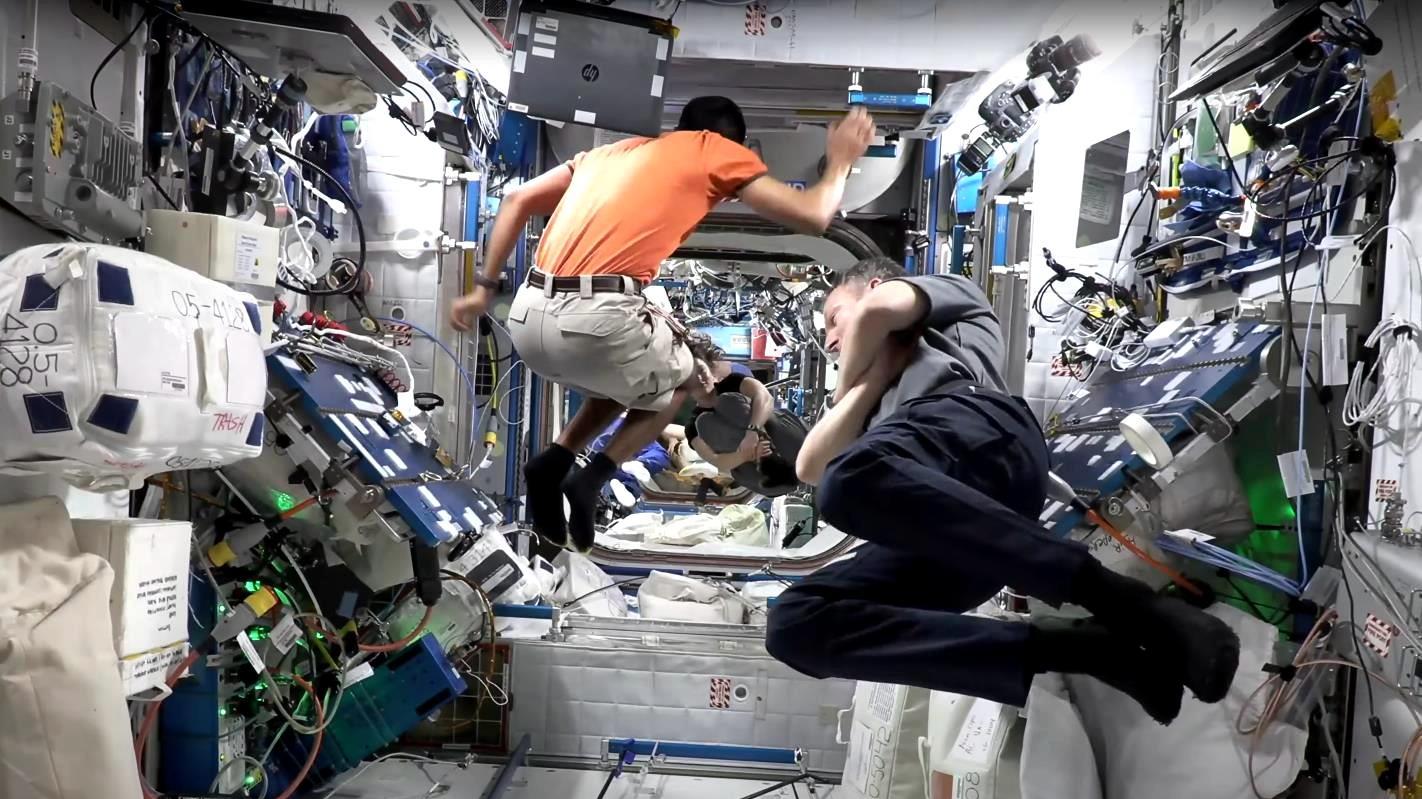 国际空间站发生可怕事情了？宇航员被抛向后舱，身体到处乱撞