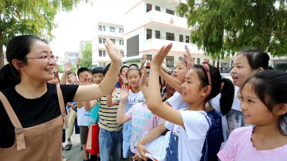 中学|多名博士生向中学投简历，是喜事还是悲哀？网友：教育越发内卷