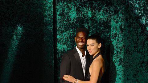 比尔·盖茨|比尔·盖茨19岁女儿带男友亮相，黑人小伙合不拢嘴，车内亲亲太甜