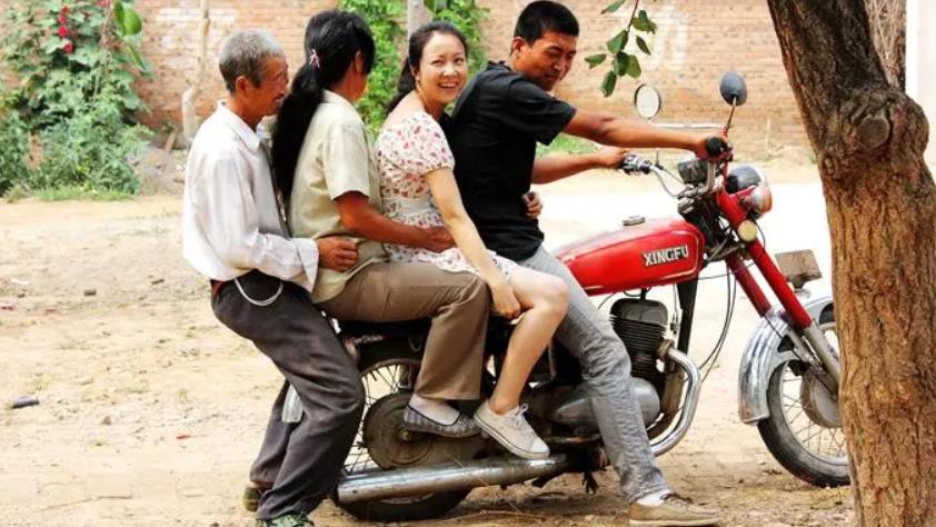 光棍儿|《光棍儿》：喜剧电影讲述单身汉的辛酸，现实问题值得深思