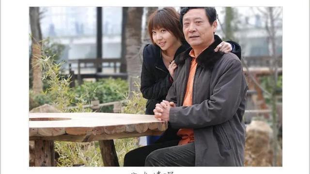 男老师手伸入，女学生衣领内，帮带戴胸章，引热议