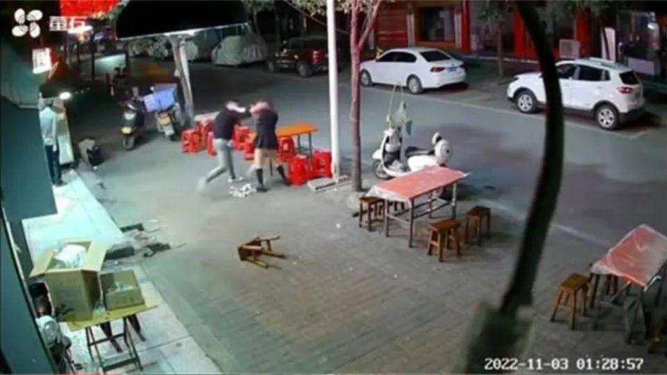 一男子因感情纠纷深夜餐饮店内猛扇女友耳光，监控曝光！