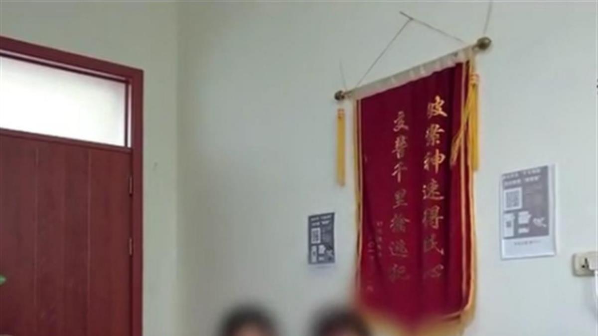 男子开车撞死亲生父亲，母亲和姐姐为何求法官轻判，结局如何？