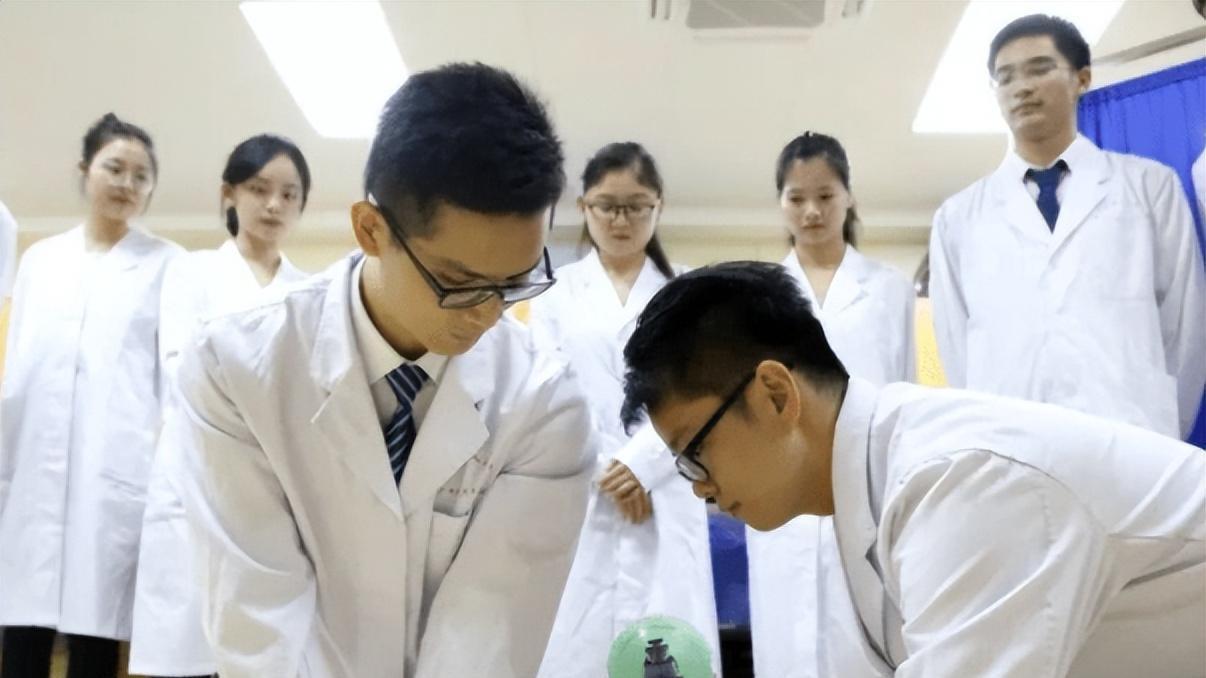 杭州|医学生找工作难吗？北大硕士生面试被刷10余次，月薪9千仍不知足