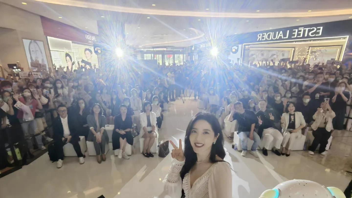 曾黎|9月17日，46岁的大美女曾黎现身济南，随后在网上高调的晒出自己的一组照片