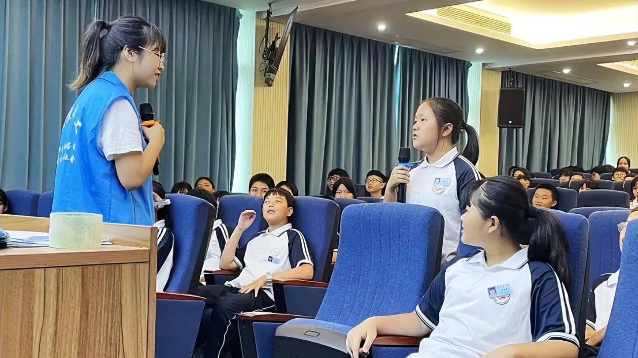 年轻妈妈在儿子面前跳舞，因衣着“清凉”引热议，网友：不知检点