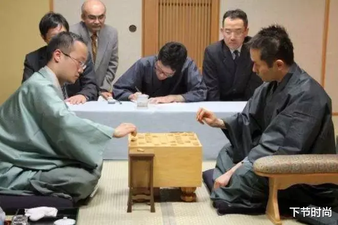 日本男子为蹭吃蹭喝，入股900多家公司，34年从不花自己一分钱