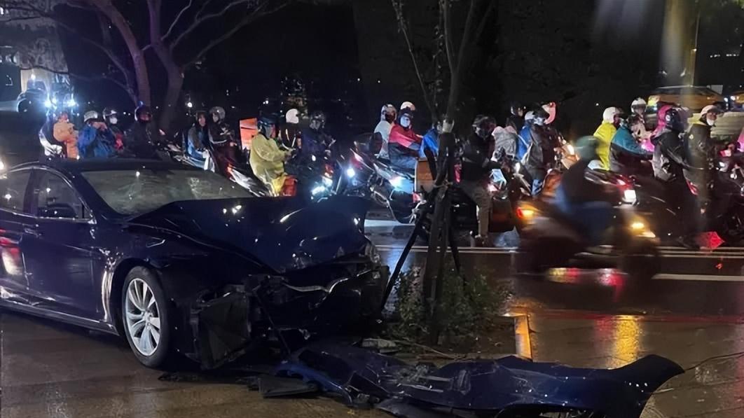 台北一特斯拉不明原因失控暴冲，为何特斯拉刹车失控事件频发？