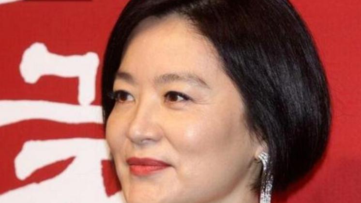 林青霞|林青霞现身某珠宝活动，一身红裙风采不输当年