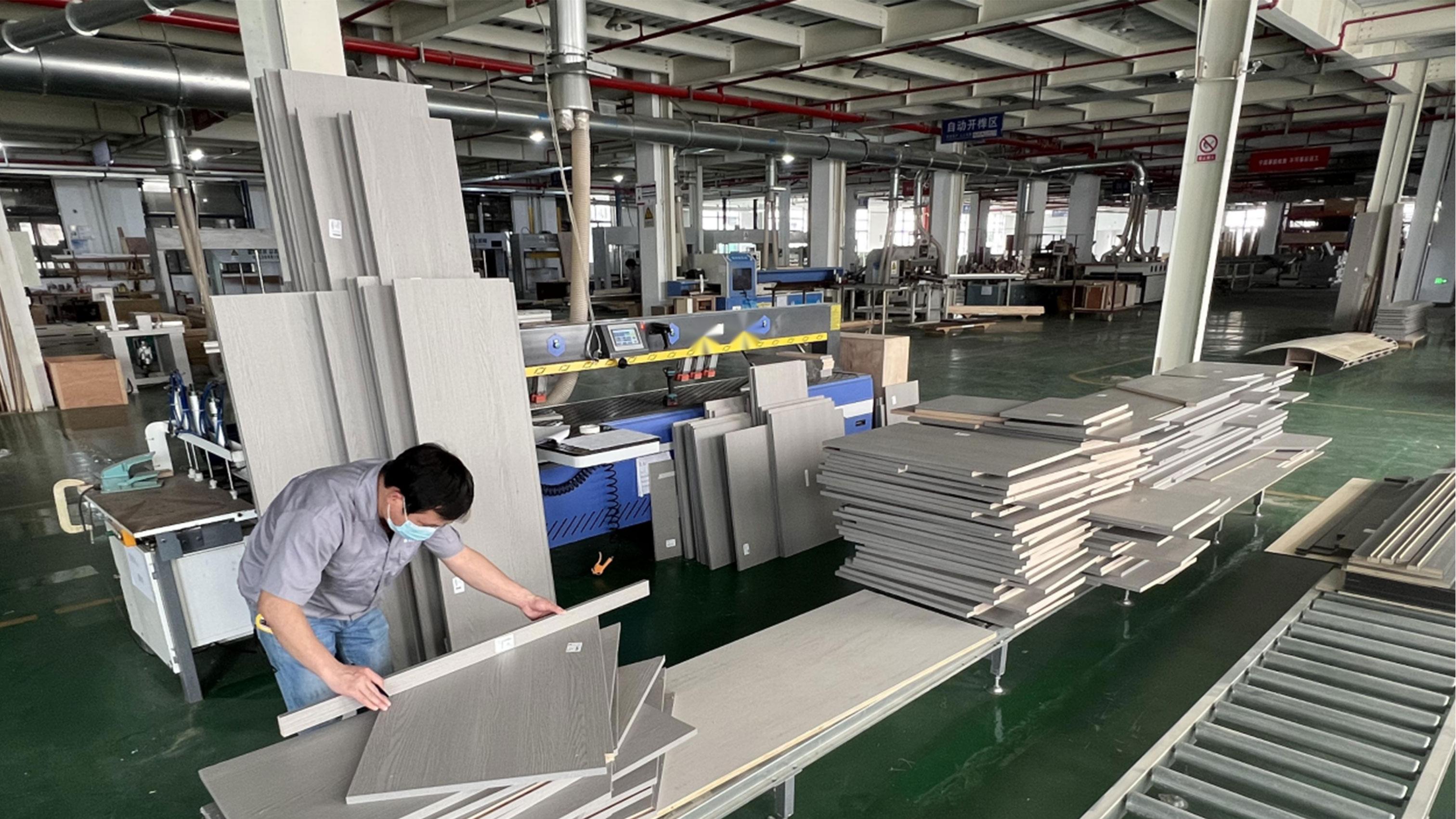 一块板材成为板件，需要几步？揭秘全屋定制工厂作业全流程