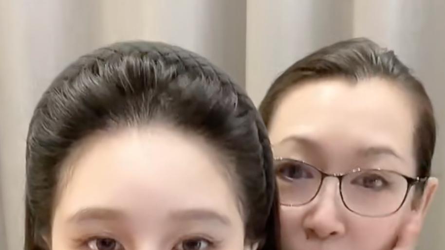 马丽娟|赵本山妻子近照瘦28斤！戴翡翠戒指贵气逼人，皮肤水嫩透亮显年轻