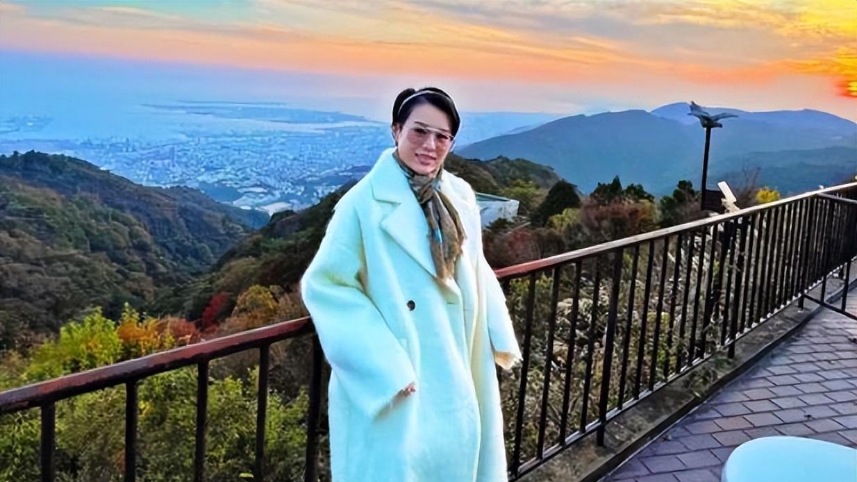 胡杏儿|43岁胡杏儿又怀孕了？与老公合影出镜，剪短发戴发箍像孕妇