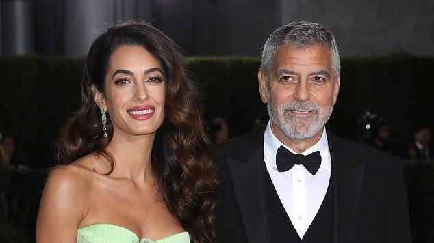 乔治·克鲁尼|克鲁尼携娇妻走红毯，阿马尔穿绿色抹胸长裙，大波浪卷发尽显温柔