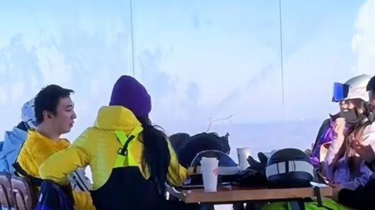 |王思聪长白山滑雪，美女围绕，身材发福成亮点