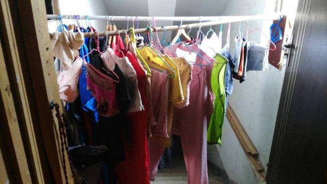 楼道放鞋柜不算啥，业主直接楼道晾衣服！邻居：公德心哪去了！