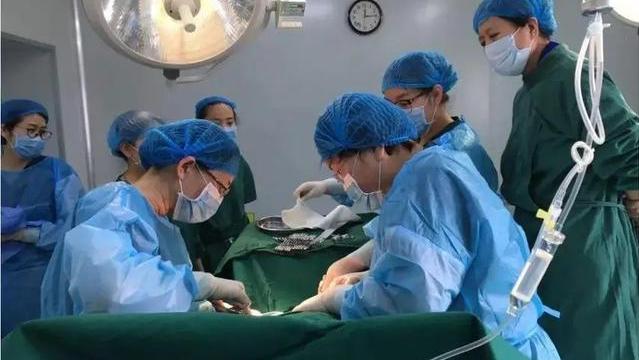 父母骗精神女做人流绝育，丈夫愤怒起诉医院擅自手术，法院：赔偿