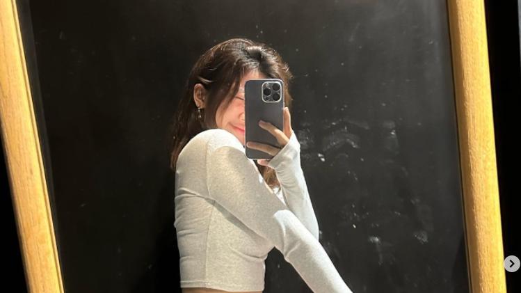 贾静雯|贾静雯晒女儿照，17岁的大女儿青春靓丽，略显成熟美