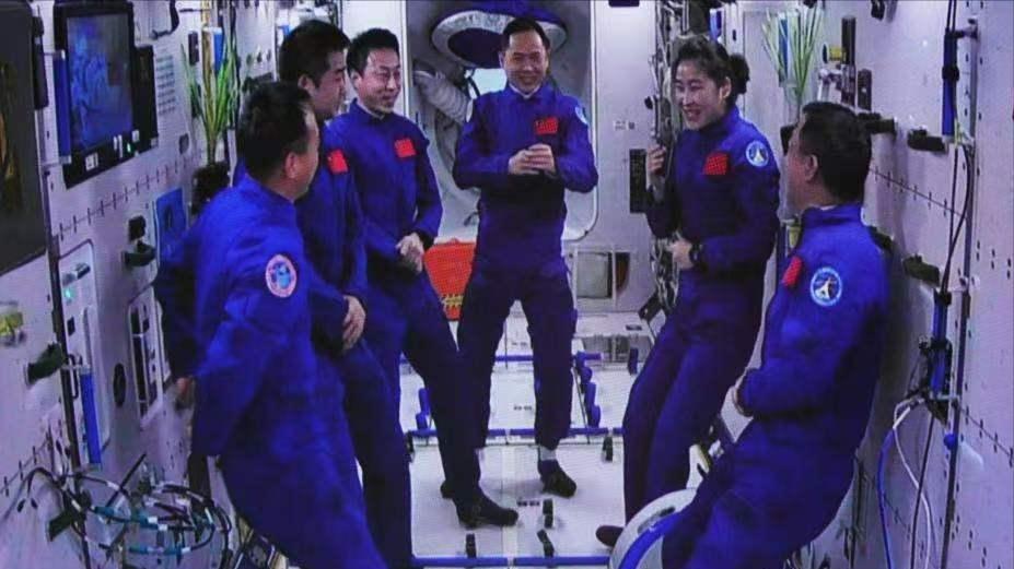 6名航天员太空会师，最小年龄44岁，空间站里为啥没有年轻人？