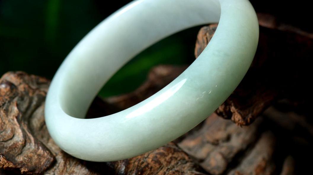 翡翠|哪种翡翠才可以买下来收藏呢？翡翠的收藏排行，第一不是手镯