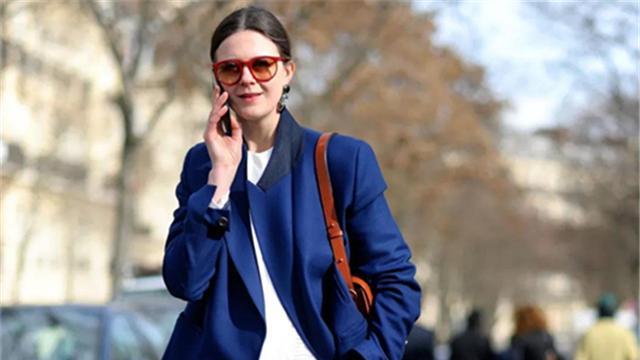 穿衣搭配|秋日职场穿搭，白色半身短裙套装值得一试，简洁雅致又大方