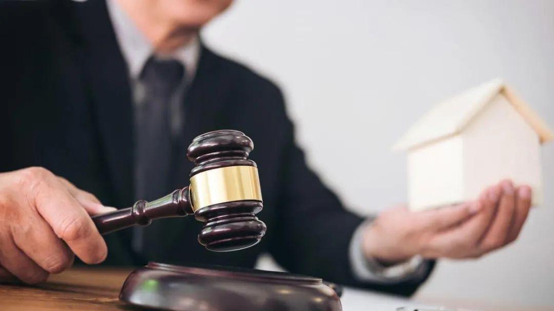 当老百姓的合法权益受到侵犯后，可以提起行政复议