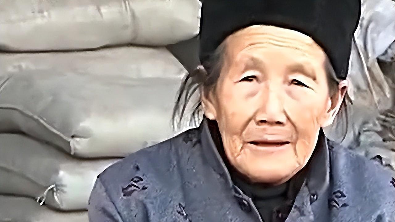 2009年，女子在外地接连被陌生人打招呼，追查原因时找到孪生妹妹