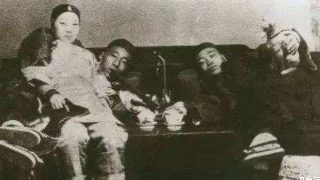 民国一农妇回忆：“卖大炕”女子“工作”时，丈夫抱孩子出门等候