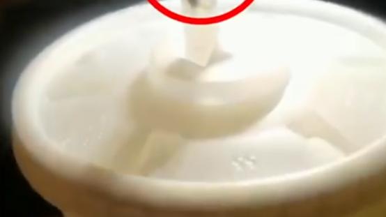 男子点汉堡王可乐喝出苍蝇，咬破苍蝇后还冒出很多蛆