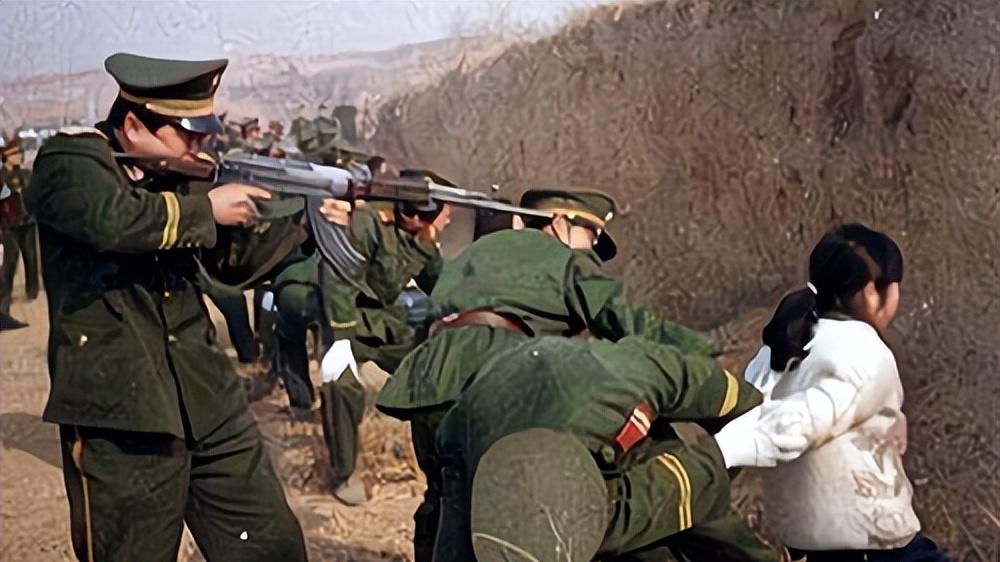 1995年陆金凤走下法庭，含泪签完字后被押赴刑场，枪毙前表情镇静
