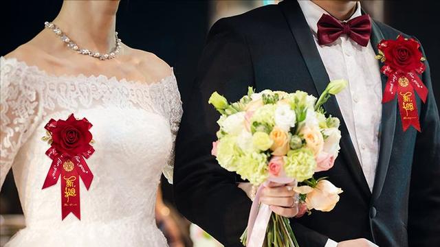 回顾：婚礼上女婿给岳母别胸花，手颤抖不止，丈母娘羞涩地捂脸笑