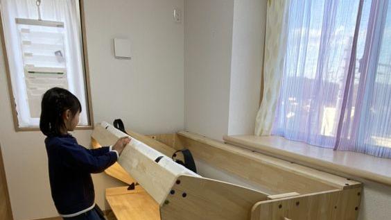 对于小卧室，没什么比放张多功能床更实用，结合上下铺实现收纳储物