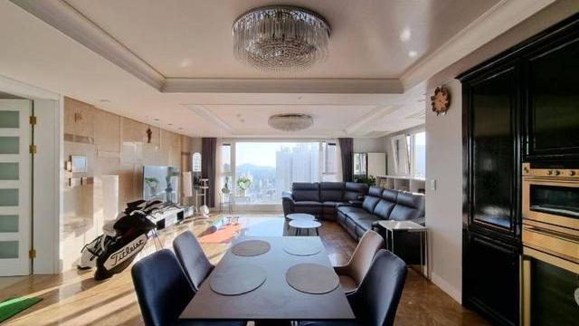 200大平层，得亏是顶楼，客餐厅装成暗黑系，显得又酷又高级！