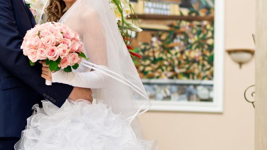 妻子有权拒绝老公强行发生关系吗？帮助他人侵犯自己妻子犯何罪？