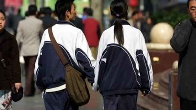 2008年重庆父亲怀疑女儿早恋，鞭打女儿一小时，随后女儿断气身亡