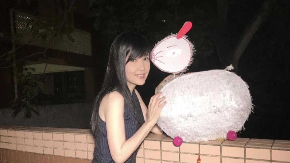 周慧敏|54岁的周慧敏社交媒体晒出与一名女孩合照