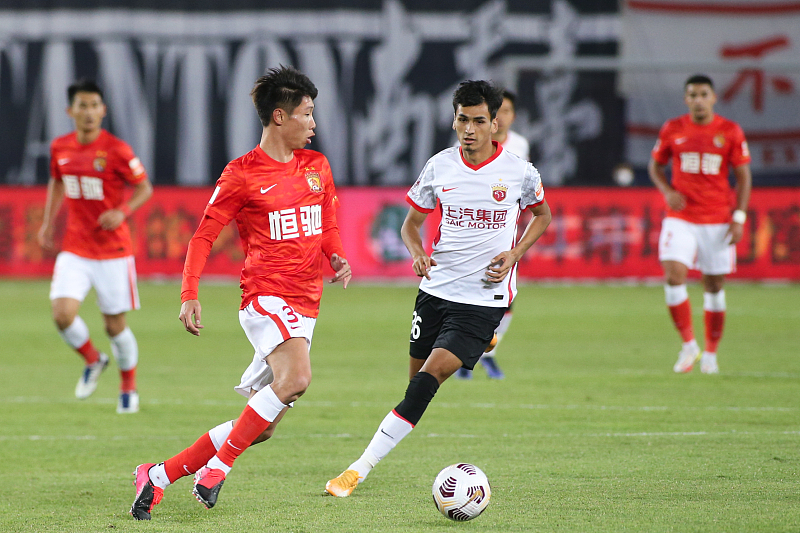 廣州隊(duì)|鄭智扛起后防！誰還說廣州隊(duì)沒青訓(xùn)，凌杰譚凱元兩輪進(jìn)球擊敗亞泰